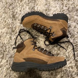 Cherokee brown hiking boot. Size 5